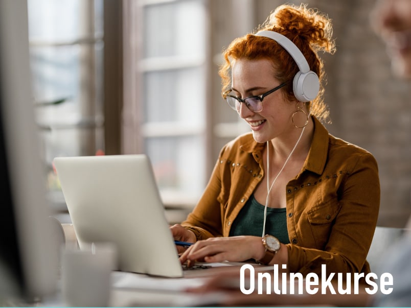 Fröhliche Schülerin mit Headset im Onlinekurs