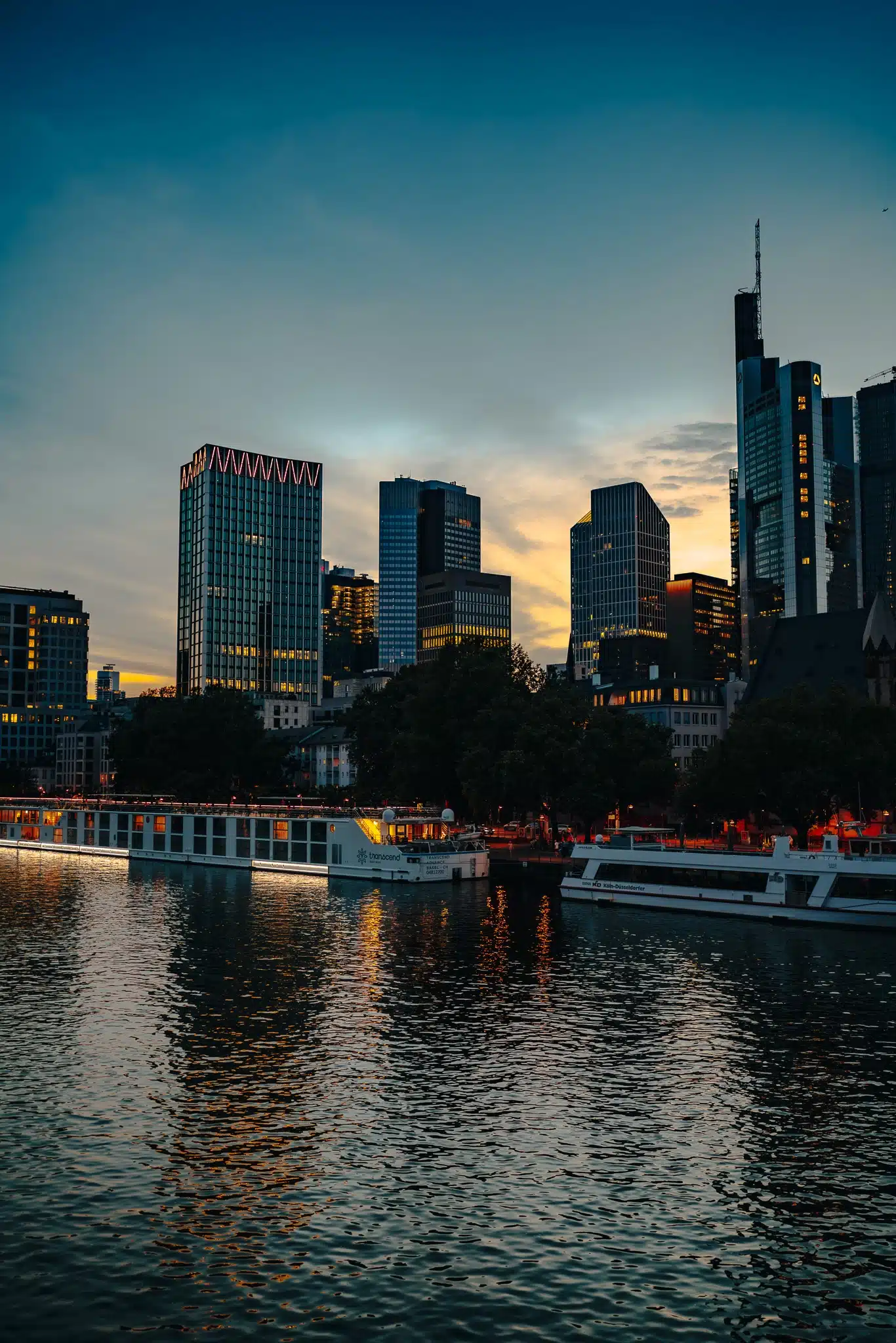 B1 Deutschkurs in Frankfurt - Ausblick auf Frankfurts Skyline vom Eisernen Steg, Foto: Servan Ucal