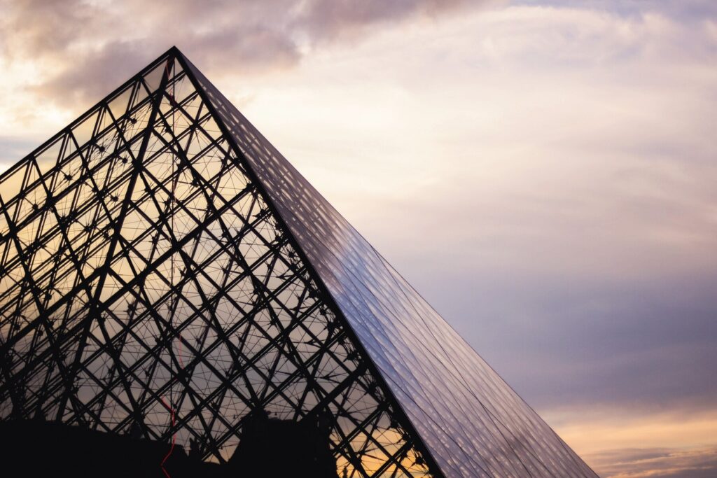 Das Louvre-Museum, beleuchtet von den warmen Farben des Sonnenuntergangs.